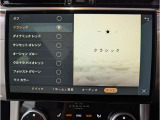 【コンフィギュラブルキャビンライティング】車内のアンビエントライトを自由にカスタマイズできる機能で複数のカラーから選択可能。夜間の車内が一気にラグジュアリーに変化します。