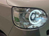 対象物が見やすく白く明るい光で夜間走行をサポートするLEDヘッドランプを搭載