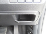 【ドライバーズポケット】運転席右下にはちょっとした小物をしまっておけるポケットがついています。小銭や駐車券などをしまっておくのにちょうどいいスペースです。