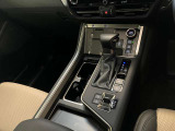 停車時のブレーキホールド機能に対応した電動パーキングブレーキ。渋滞や信号待ちで便利なブレーキホールド機能も装備されています