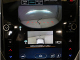 運転席からは見えにくい左右のエリアまでしっかりカバーし、死角を減らして視界を拡大。狭い道でのすれ違いや、建物の陰から車や歩行者が現れる場面でも、安心して状況を把握できる頼れる機能です。