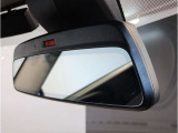 MINIではルームミラーの裏側にETCの車載器が内蔵されており、別途で車載器の購入必要なしで非常にスマート。皆様が驚かれるポイントのでもあります