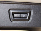 【電動テールゲート】オートマアチックトランクリッドオペレーションが装備されています。両手が塞がっている時でも、スマートキーを身につけていればハンズフリーで開閉可能です。