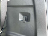 荷物を掛けるフックが付いています。