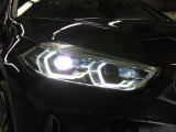 先進のLEDテクノロジーを採用。照射される白色光の周波特性は太陽に近く、バイ・キセノン・ヘッドライトを上回るコントラストでさらに明るく輝きます。