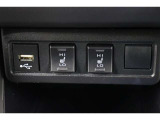 運転席と助手席には寒い日の肩や腰、冷えやすい下肢を温めてくれるシートヒーターが付いております!