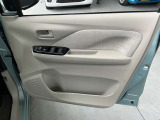 ボトルホルダー付き運転席ドア。