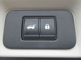 ハンズフリー機能付きオートバックドア装備です!運転席のスイッチでの開閉やドアスイッチでの開閉は当たり前ですが、足の簡単な操作でバックドアの開閉が出来ます!両手が塞がっているような時にとても便利です☆