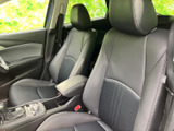 運転しやすい配置のスイッチ類と、包み込まれるようなシート。快適な運転環境が、ドライバーをサポートします。視認性も確保されています。