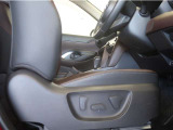 パワーシート搭載。微妙な調整が手軽に出来、最適なポジションで運転することが可能です。