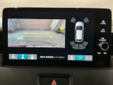 リバースギアに入れるだけで後方の表示へ切り替わります。夜間や雨の日の駐車も楽になりますよ。