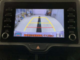 ディスプレイに後方の視界を表示し、車庫入れをサポート「距離目安線」「車幅延長線」およびステアリング操作に連動する「予想進路線」を画面に表示します。※必ず車両周辺の安全を直接確認してください。