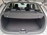 目隠しとなるトノカバーを備えた安心の荷室空間。外から荷物が見えないためプライバシーや防犯面でも安心です。6:4分割可倒式シートを採用し、荷物の大きさや乗員に合わせて柔軟にアレンジできます。