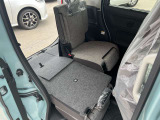 後部座席も十分な広さがあります!シートを倒せば荷物もさらに沢山積めますね♪