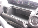 運転席ハンドル前には大きめの収納があります。BOXティッシュも入るので、とても便利です。