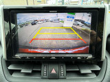 駐車時に後方が映像で確認できます。大型商業施設や立体駐車場での駐車時や、夜間のバック時に大活躍!運転スキルに関わらず、今や必須となった装備のひとつです