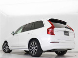 Volvo Cars appで車にリモートアクセスして、空調機能の操作や車の施錠・開錠、ソフトウェア更新などが可能です。エアコンやシートヒーターを操作して、出発前に車内を快適な温度に整えられます。