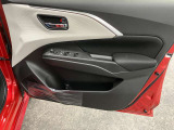 【運転席ドア】ドリンクホルダーと収納ポケットがあります。