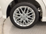 純正アルミホイールです。足元が引き立つので、車全体のイメージがアップしますよ!