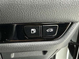 電動式バックドアです。 荷物を持ったままでもボタン一つで自動的に開け閉めできるので便利ですよ。 挟み込み防止機能も付いていますのでお子様の手や荷物を挟み込むのを防いでくれますよ。