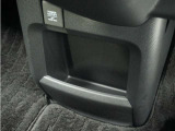 ◆センターロアボックス◆インパネ中央の下部には、ごみ箱としても使用する事ができるセンターロアボックスを装備しております。