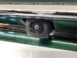 車の後方に小型カメラが付いておりバックする際の後方の様子をモニター上に表示します。