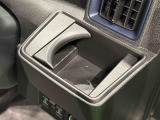運転席側掘り込み式カップホルダー