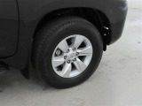 装着タイヤサイズは、265/65R17です。純正アルミホイールを装着しております。