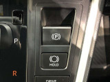 HOLD機能付きの電動パーキングブレーキ。HOLD機能を使用すると、信号待ちなどでフットブレーキから足を放しても、車は動かずそのまま停車してくれます。ドライブなど足が疲れた時には便利な機能です。