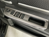 運転席のスイッチで全てのウィンドウの開閉操作を行うことができます。ロックボタンをONにしておくと、運転席以外のウィンドウは作動しないのでお子様を乗せているときなども安心ですね♪