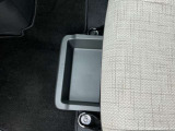 助手席下にも引き出しがあるので散乱しがちな物の収納もバッチリ♪