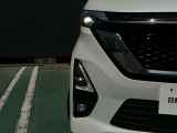 白い光で明るいLEDヘッドライト。フォグランプも装備して安全運転をサポート。トンネルなどで便利なオートライト、対向車や先行車・周囲の明るさでハイ/ローを自動で切替えるハイビームアシストも付いています!