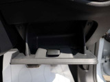 認定中古車保証1年間距離無制限の保証とロードアシスタンスサービスが全車に付帯されています。また、1年間または2年間の延長保証(有償)もご利用いただけます。