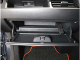 車検証を入れるとぎゅうぎゅうなグローブBOX