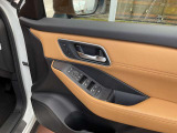 パーソナルドライビングポジションメモリーシステムにて運転席シートとドアミラーのポジションを2名分登録できます。