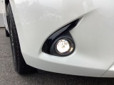 霧の中で点灯させて進行方向の路面を照らしつつ、対向車などに自分の車を知らせる事に役立つフォグランプが装着されています。