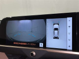 パノラミックビューモニターを装備。駐車場や交差点でクルマを真上から見るように周囲を確認できます。機能の詳細は販売店スタッフまでおたずねください。