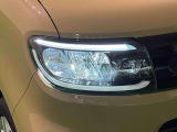 対象物が見やすく白く明るい光で夜間走行をサポートするLEDヘッドランプを搭載