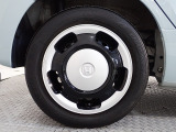 ホイールは車のデザインにマッチした専用タイプです。