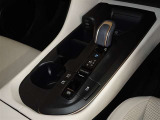 電動パーキングブレーキ・ブレーキホールドを装備してます。ホールド機能は信号待ちが多い一般道で疲労軽減になり、大好評です!