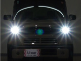 LEDヘッドライト(オートハイビーム機能付)が搭載されており、遠くまで明るく均一に照らし、高速道路等での安心感が向上しております。