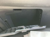 助手席内張には車検証収納ボックス。