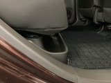 後部座席の足元にあるトレーは、転がりやすい傘などを収納するのにとても便利。