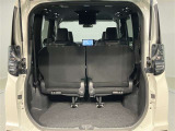トランク収納スペースをご確認ください。荷物の積み下ろしがしやすい広さを確保しており、日常使いからレジャーまで幅広く活用できます。