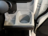 運転席の届きやすいところにドリンクホルダーがついています。視線をそらすことなく手に取れるので運転に集中できて安心ですね。