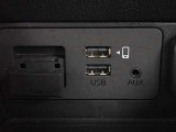 充電用USB端子付き。スマートフォンなどの充電に便利です。