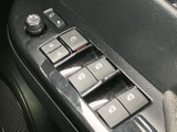 ドアミラー調整やドアロック、ウインドウ操作などのスイッチが運転席側にまとまり、必要な操作を手元で確認できます。日々使う機能へアクセスしやすい便利な配置です。