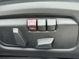 運転席メモリー付きフロント電動シート装備。