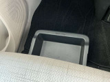 助手席シート下には車検証などが収納できるスライド式の収納BOXがついています。