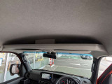オーバーヘッドシェルフにティッシュ箱などの収納できます。
